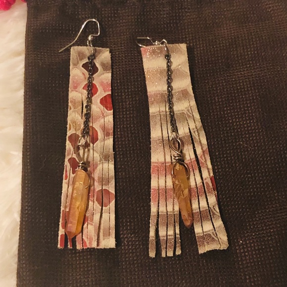 Shimmer leather quartz fringe earrings - Picture 4 of 9